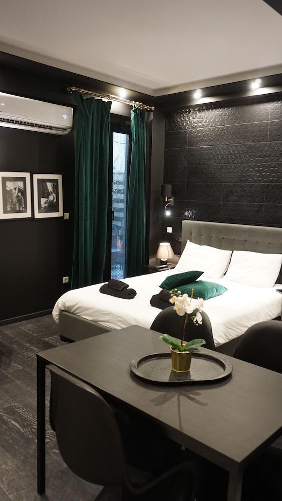 Exclusive Design Studio With Yard เอเธนส์ ภายนอก รูปภาพ