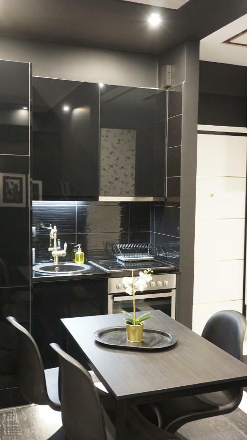 Exclusive Design Studio With Yard เอเธนส์ ภายนอก รูปภาพ